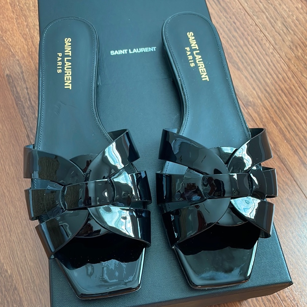SAINT LAURENT TRIBUTE FLAT MULES IN PATENT LEATHER